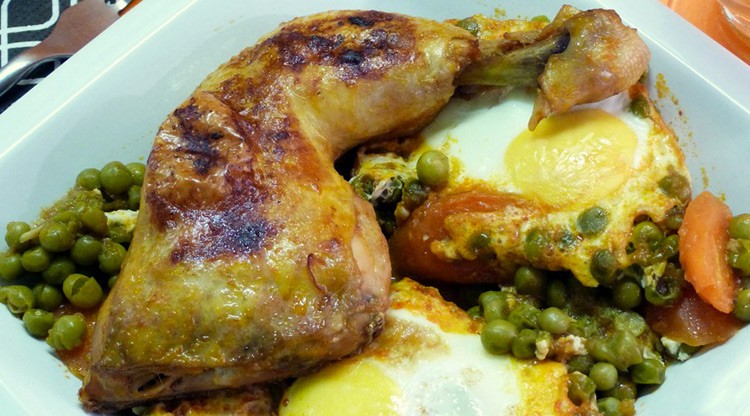 Cuisiner un poulet aux petits pois et aux œufs à l'autocuiseur